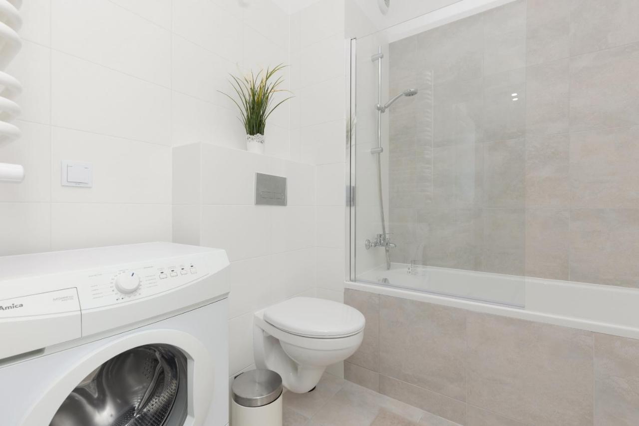 Stacja Wola Apartments With Parking By Noclegi Renters Varsovie Extérieur photo
