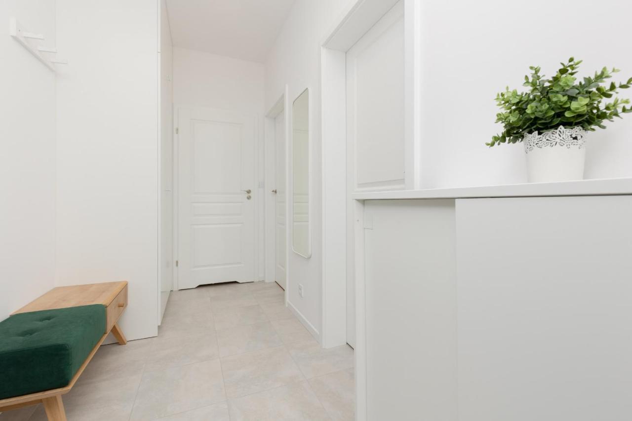 Stacja Wola Apartments With Parking By Noclegi Renters Varsovie Extérieur photo