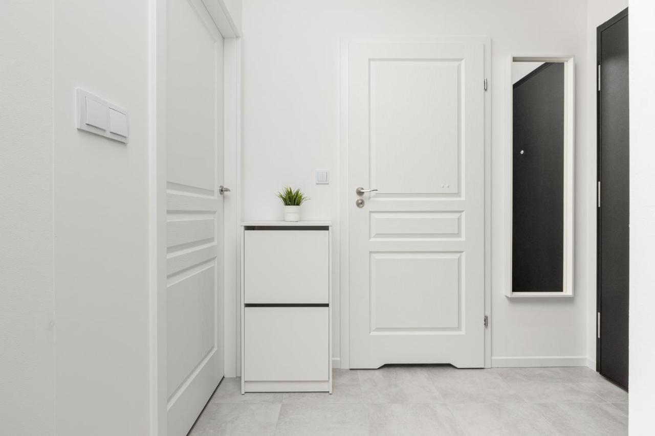 Stacja Wola Apartments With Parking By Noclegi Renters Varsovie Extérieur photo